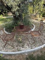 Antiker Gartentisch mit zwei passenden Stühlen