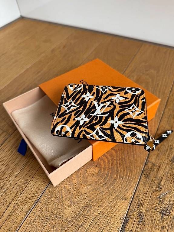Louis Vuitton Portafogli: Original LOUIS VUITTON Monogram jungle Zippy Wallet – Nuovo (secondo la descrizione) da Fehraltorf venduto da Swisscollector 1