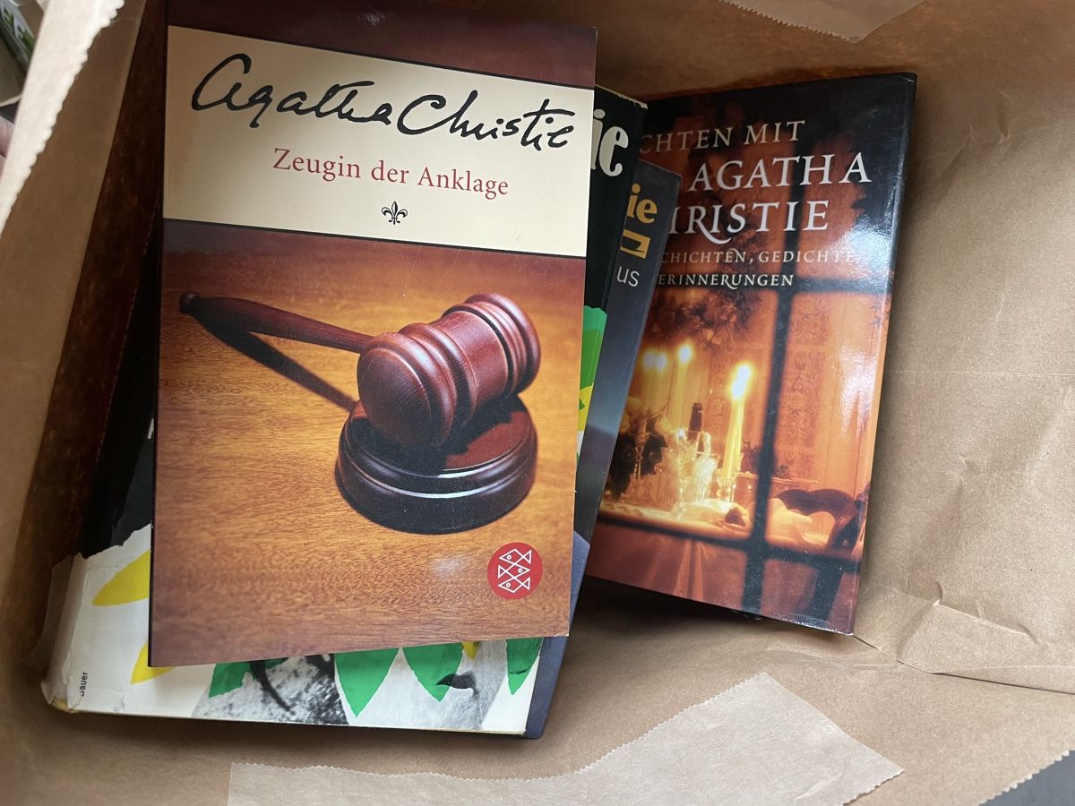 Libri: Papiertasche mit älteren Agatha Christie Bücher – Usato da Wattwil venduto da Weinachtsmann