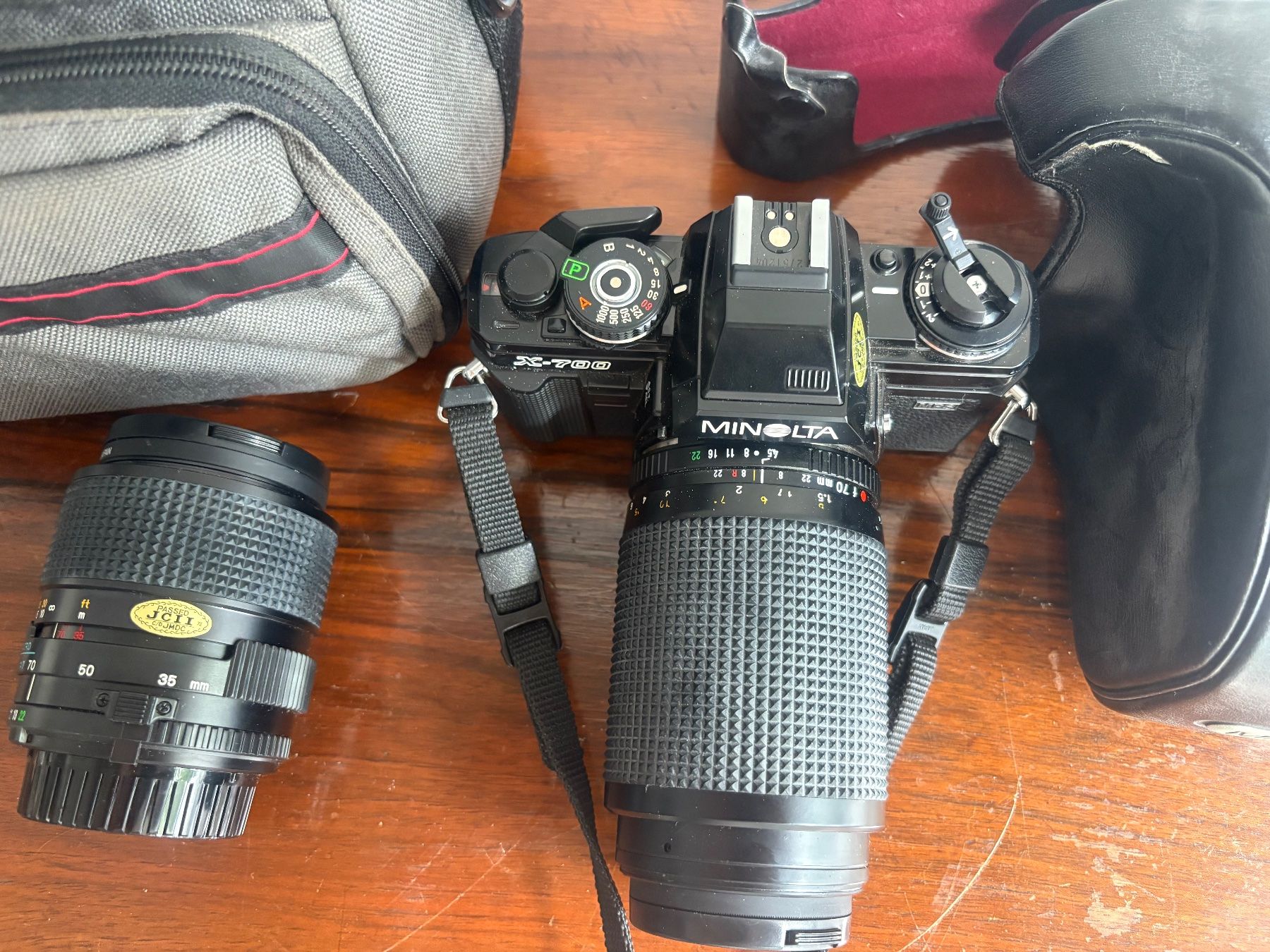 Minolta Appareil photo: Minolta X-700 Spiegelreflexkamera Set mit 2 Objektiven & Tas – D'occasion à Basel par kia_wlc2 1