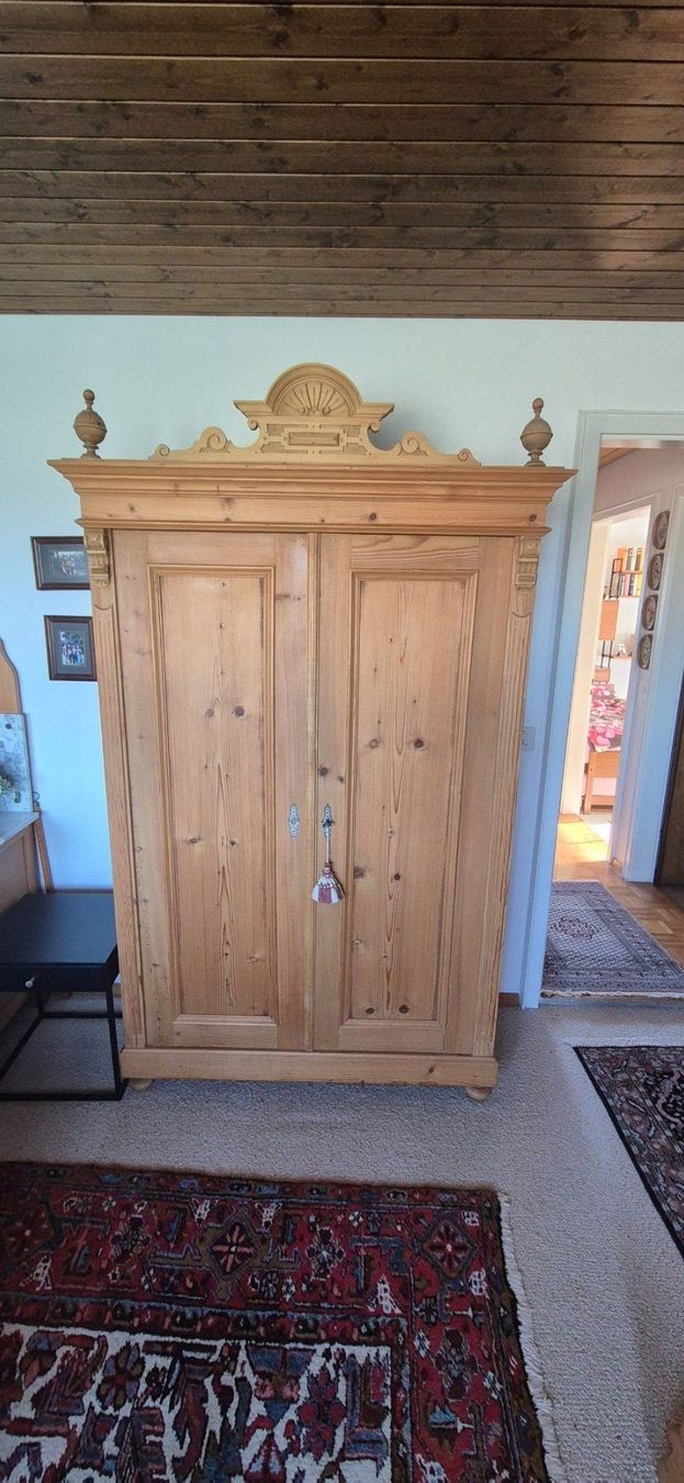 Armoires: Antiker Schrank aus massivem Holz – D'occasion à Dinhard par ber_m2z2