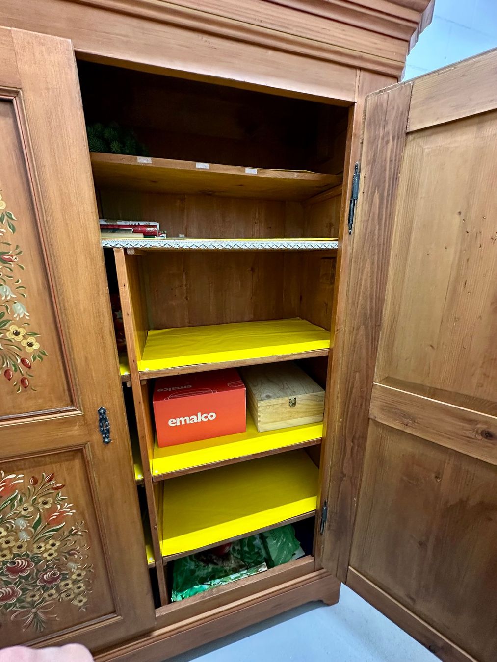 Schränke: Bauernschrank massiv, Handbemalt – Gebraucht aus Frick von Martaen 3