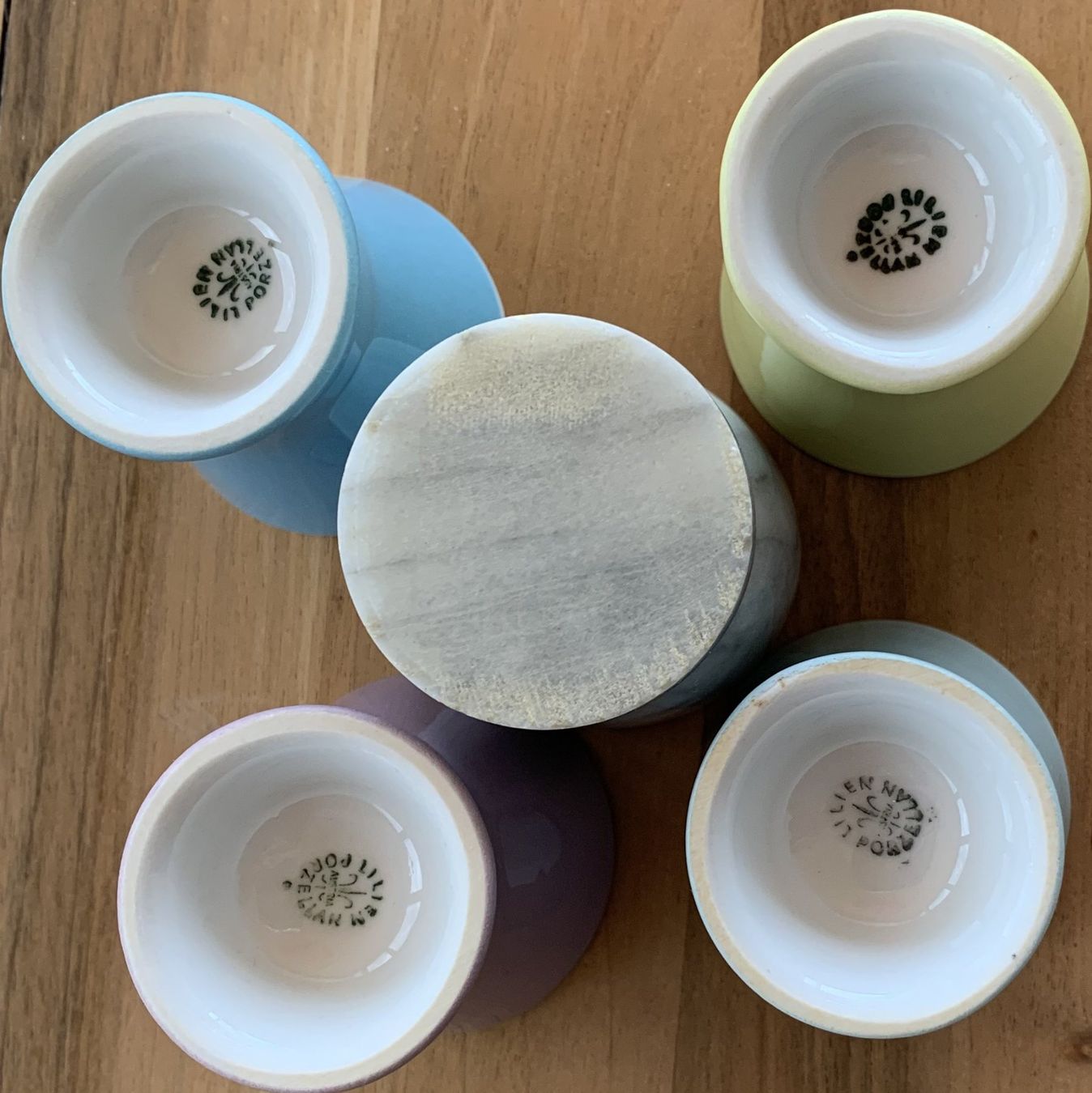 Altre Stoviglie: Im Set: vier farbige und ein grau-marmorierter Eierbecher – Usato da Birsfelden venduto da Emporio82 3