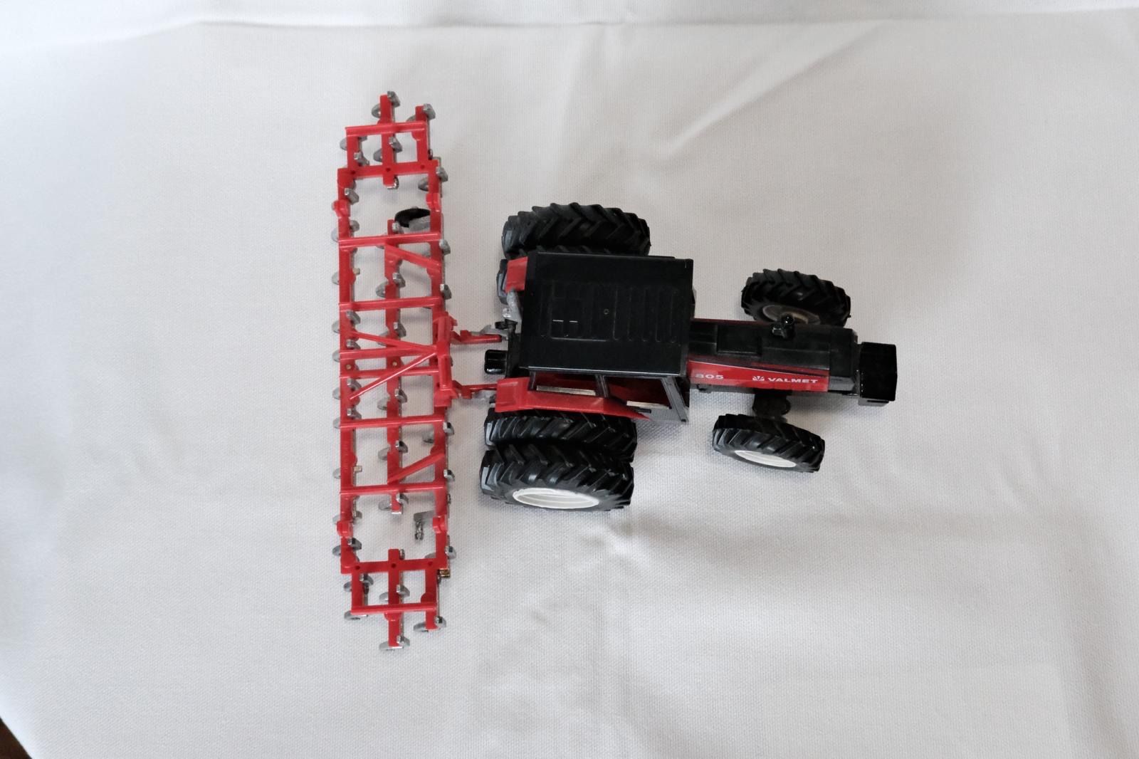 Britains Kit di modellismo & Modellini statici: Valmet 805 Traktor Britains mit Grubber vintage – Usato da Aesch BL venduto da aligator010 5