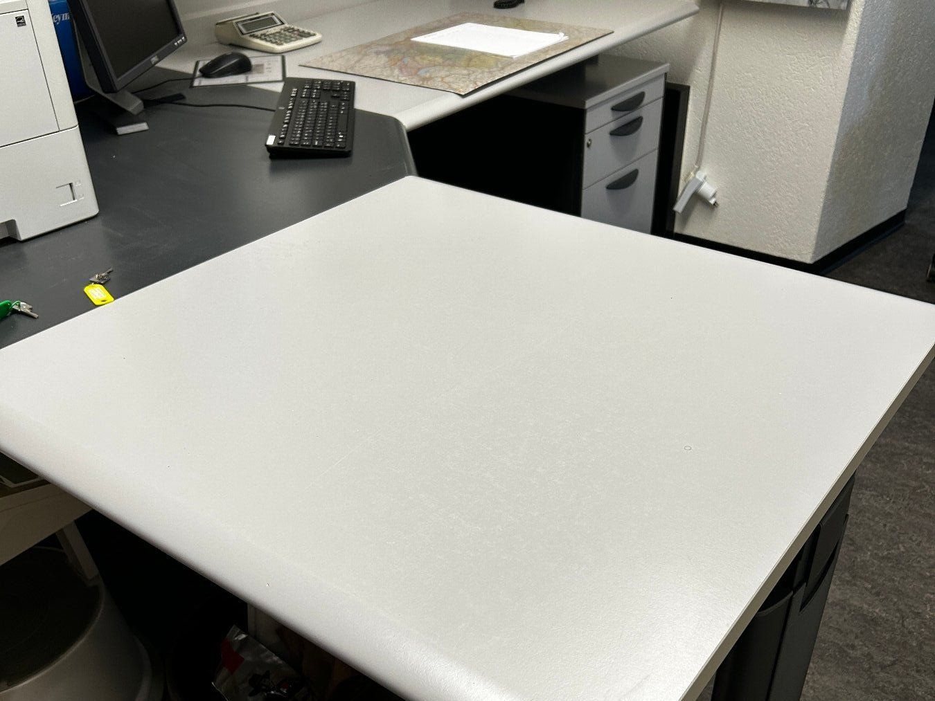 Scrivanie: Büro Eckschreibtisch mit Rollcontainer L-Form – Usato da Steckborn venduto da taxo01 1