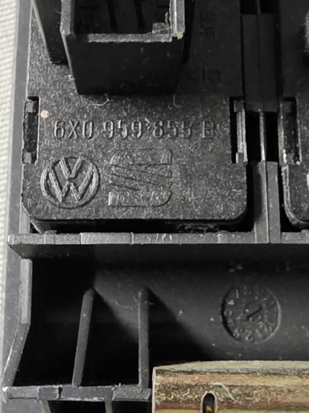 VW Tutti pezzi di ricambio auto: Commande levé vitres VW Lupo. – Usato da Bevaix venduto da Nounoursch 2