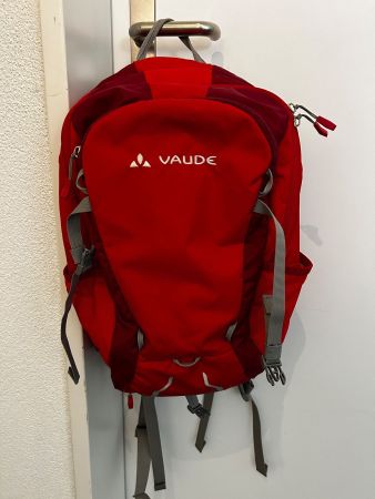 Roter VAUDE Rucksack, ideal für Wanderungen im Sommer 🎒