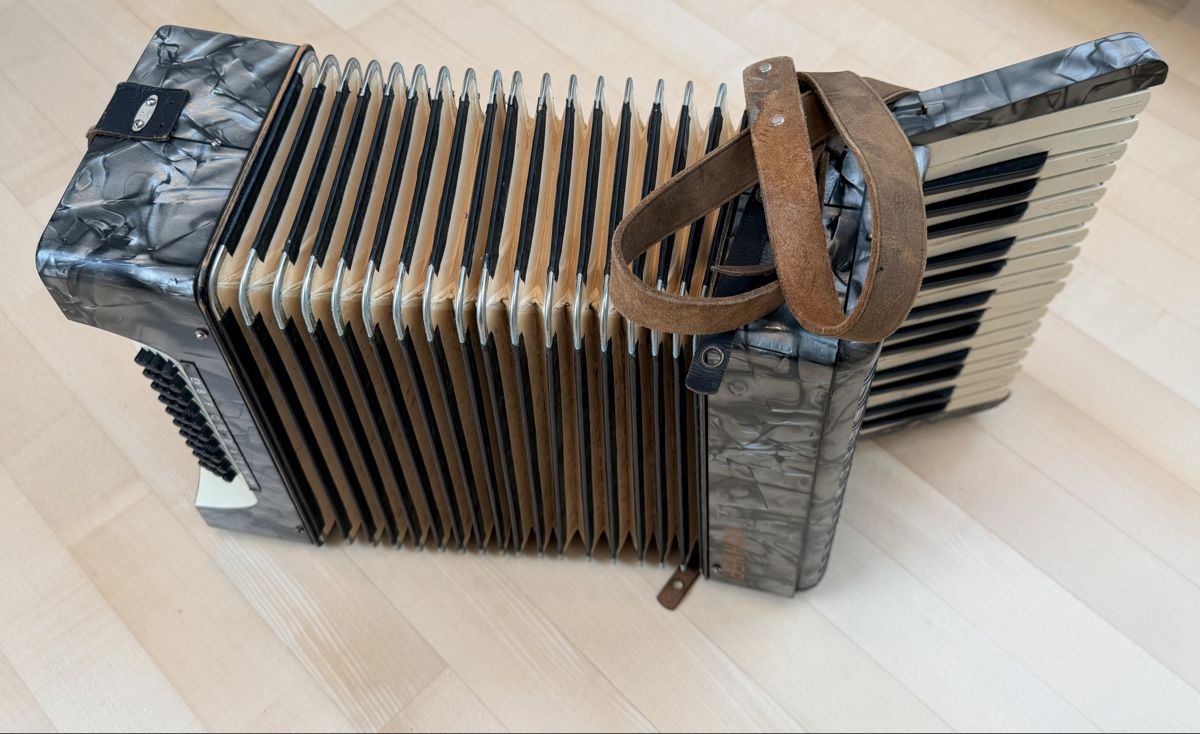 Hohner Strumenti musicali: Handorgel Akkordeon HOHNER – Usato da Walkringen venduto da Flyover 7