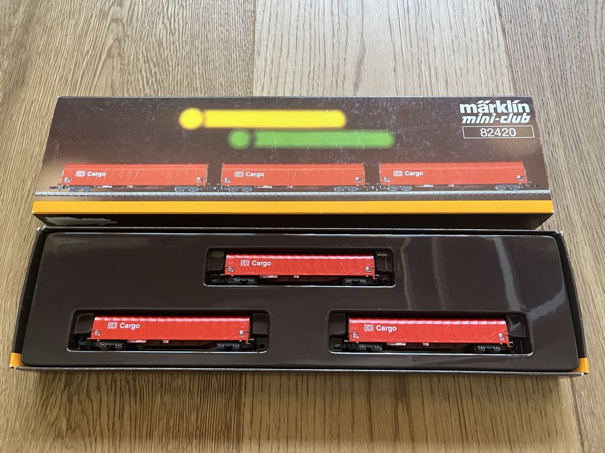 Märklin Modellini di ferrovie: Märklin 82420 Z Planenwagen-Set Rils 652 DB Cargo 3-tlg – Usato da Rümlang venduto da Snejser
