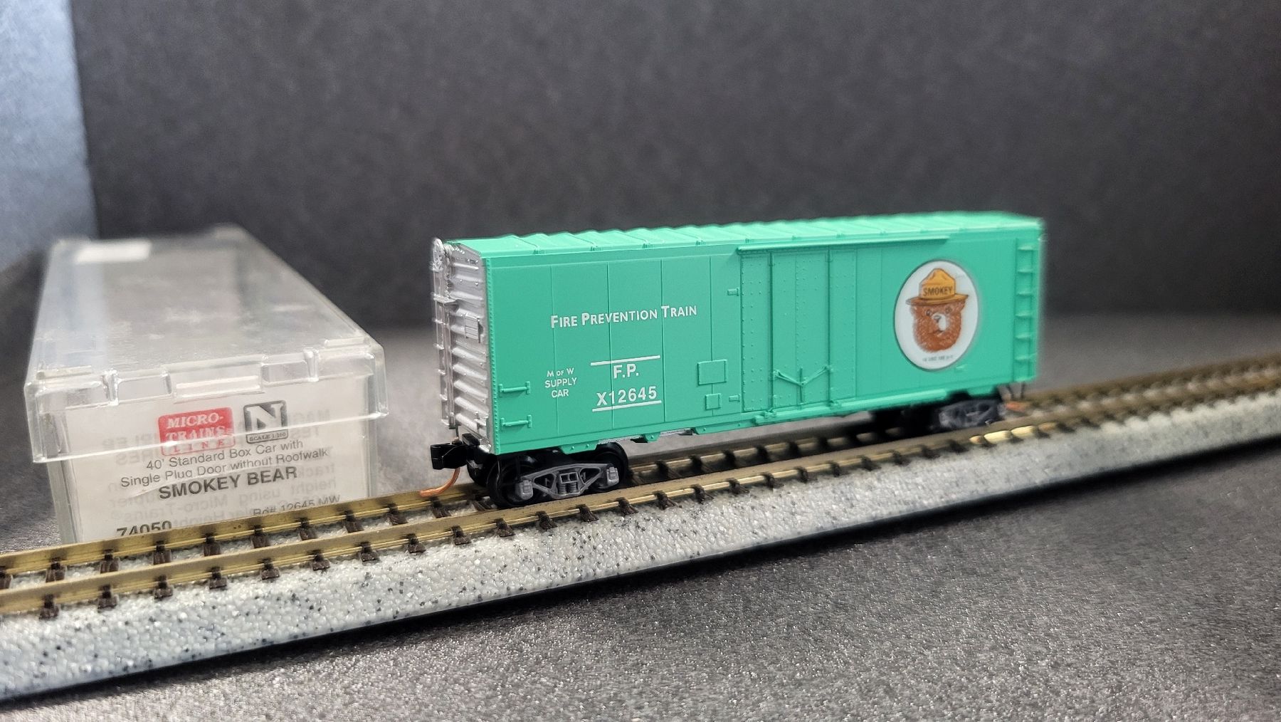 Micro Trains Line Modellini di ferrovie: wagon boxcar 40' smokey bear - Micro-Trains – Usato da Goumoens-la-Ville venduto da nsbourquin