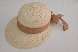 Wunderbarer Sommerhut mit Schleife