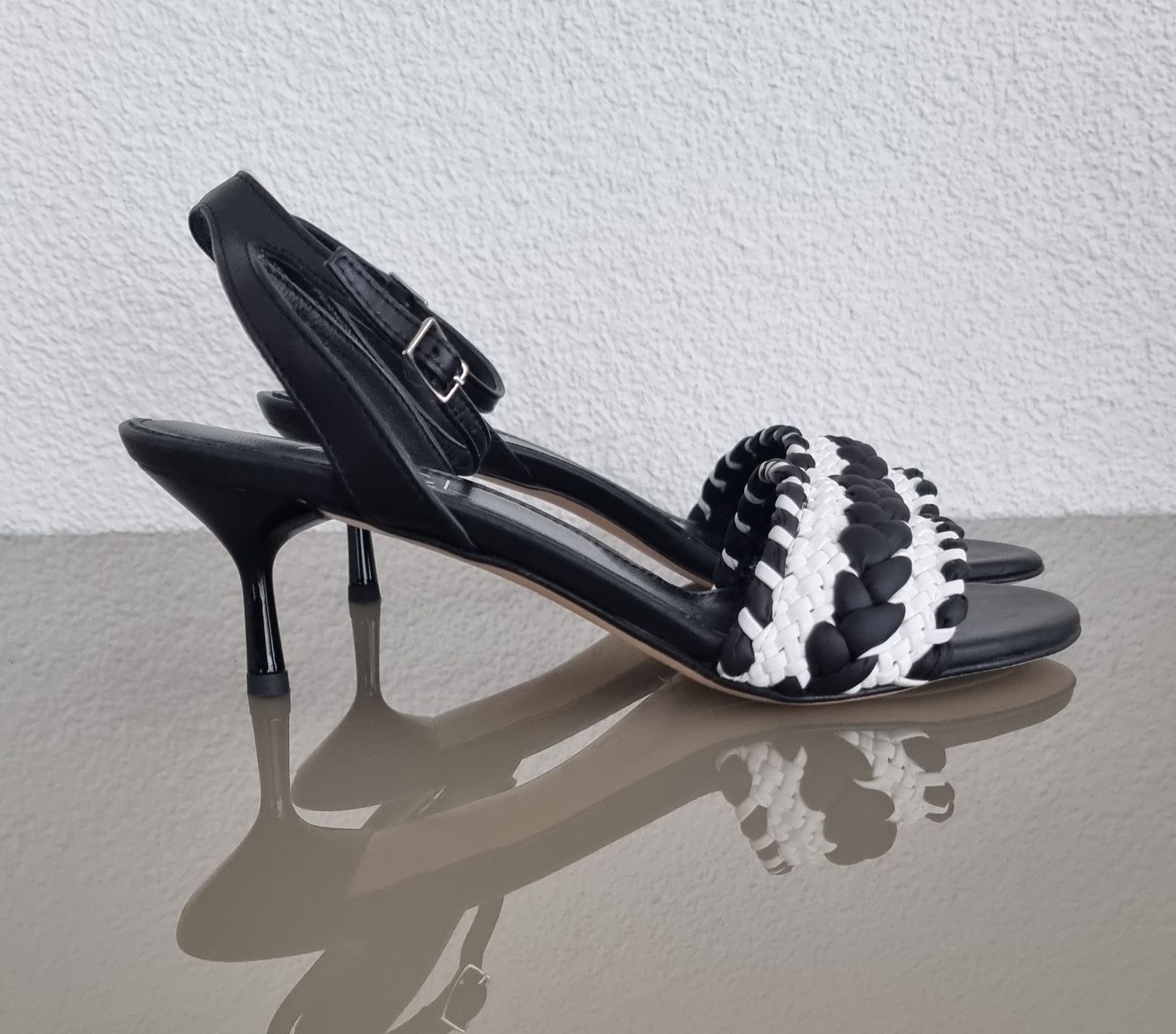 AGL Scarpe da donna: Sandale AGL 37.5 schwarz Leder – Nuovo e nell'imballaggio originale da Untereggen venduto da cla_kb2w