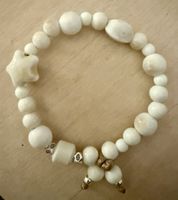 Armband mit weissen, perlmuttähnlichen Keramik-Perlen