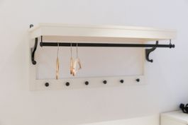 Garderobe mit Kleiderstange und Haken weiss