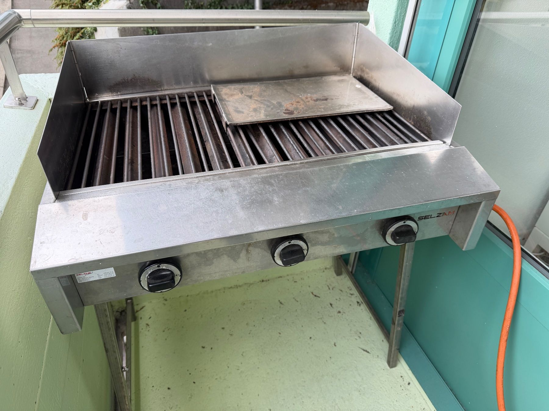 Griglie: Gastro - Profigrill SELZAM N, mit Windschott und Bräter – Usato da Weggis venduto da Katastropholi 1