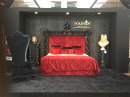 Boxspringbett mit Königstuhl designt by Harald Glööckler