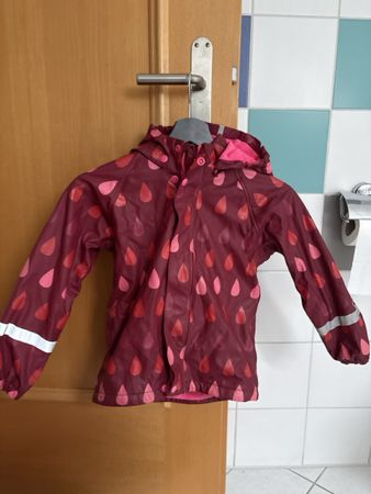 Regenjacke Reima rot mit Tropfenmuster Grösse 116 cm