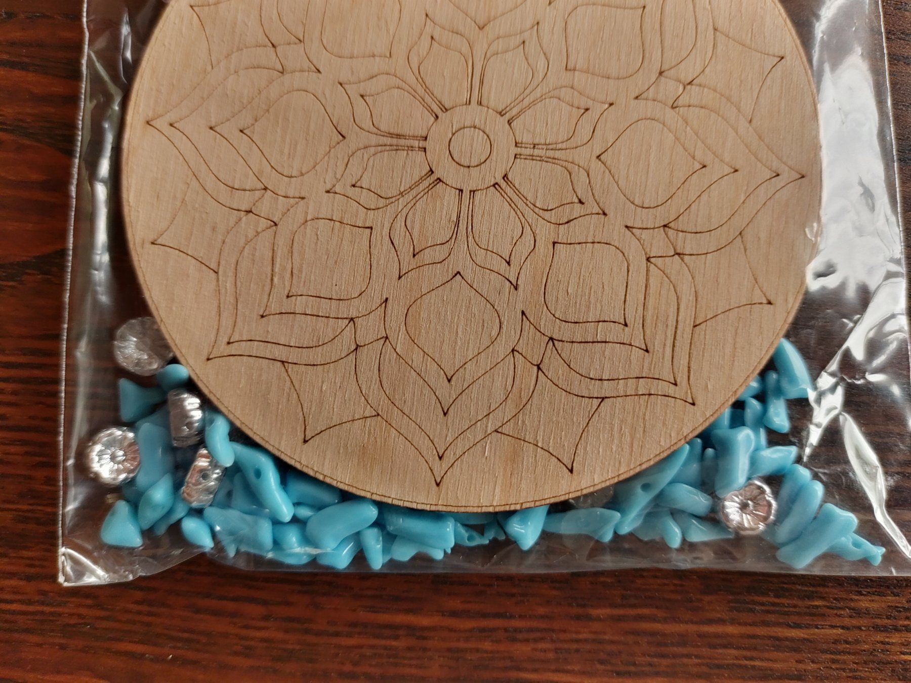 Alle Dekorationen: Holz Mandala Scheibe mit Perlen magnetisch vers. Farben – Neu und originalverpackt aus Thalwil von ersteigerer 1