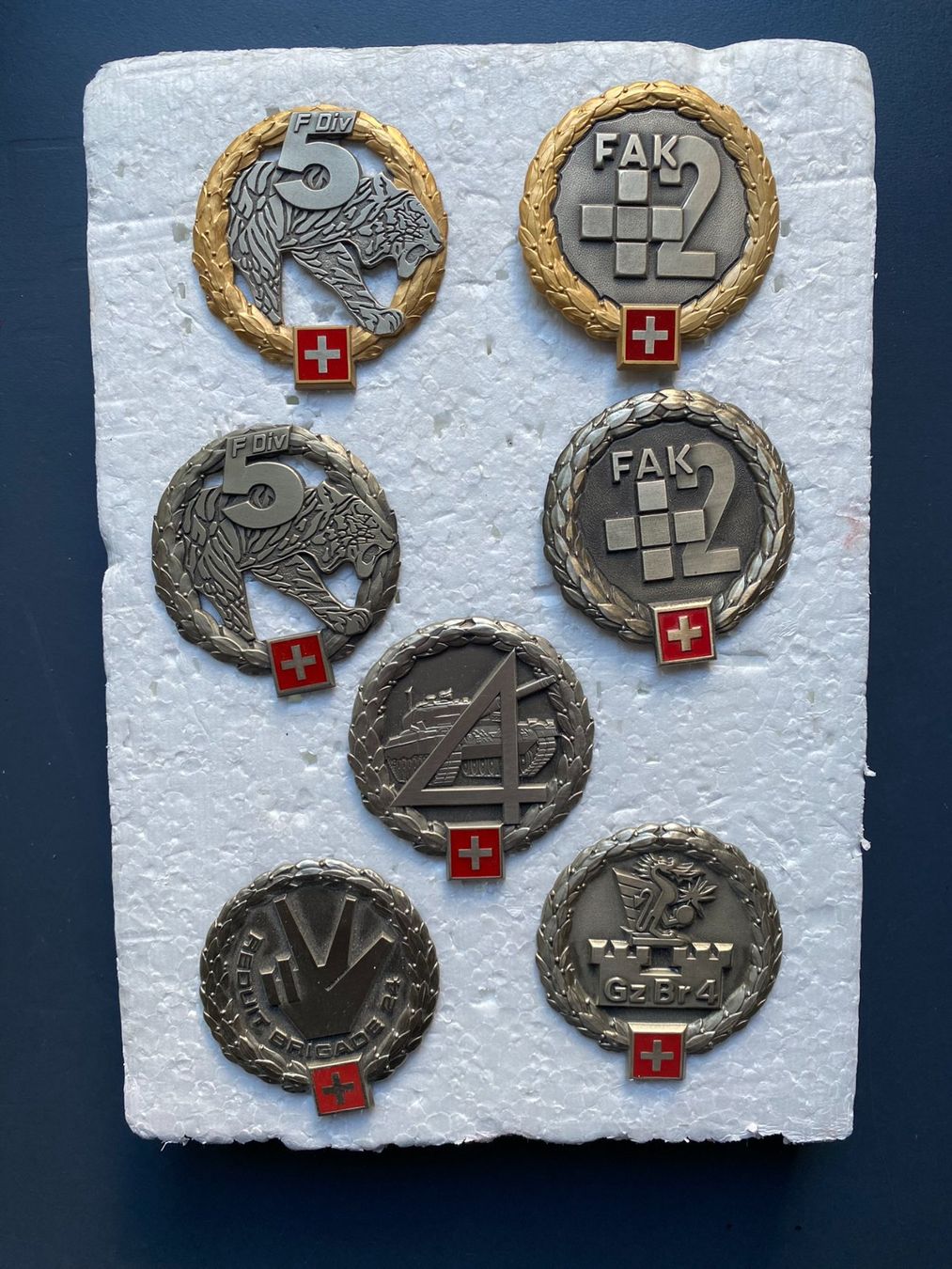 Schweizer Armee Placchette & Badge: 7 verschiedene Beret Embleme - Schweizer Armee – Usato da Zürich venduto da jesulin05 1