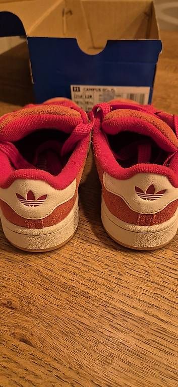 Adidas Scarpe per ragazzi: Adidas Kinderschuh 30+ Red+White – Nuovo e nell'imballaggio originale da Hinterkappelen venduto da Betla 2
