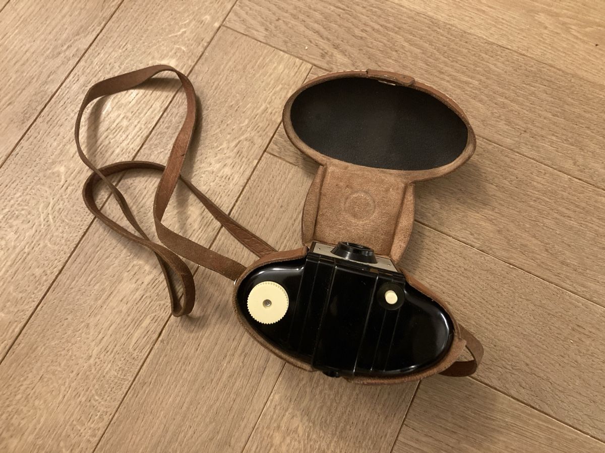 Kodak Kamera: Antik: Kodak Kamera Brownie 127 – Gebraucht aus Luzern von Fasel 3