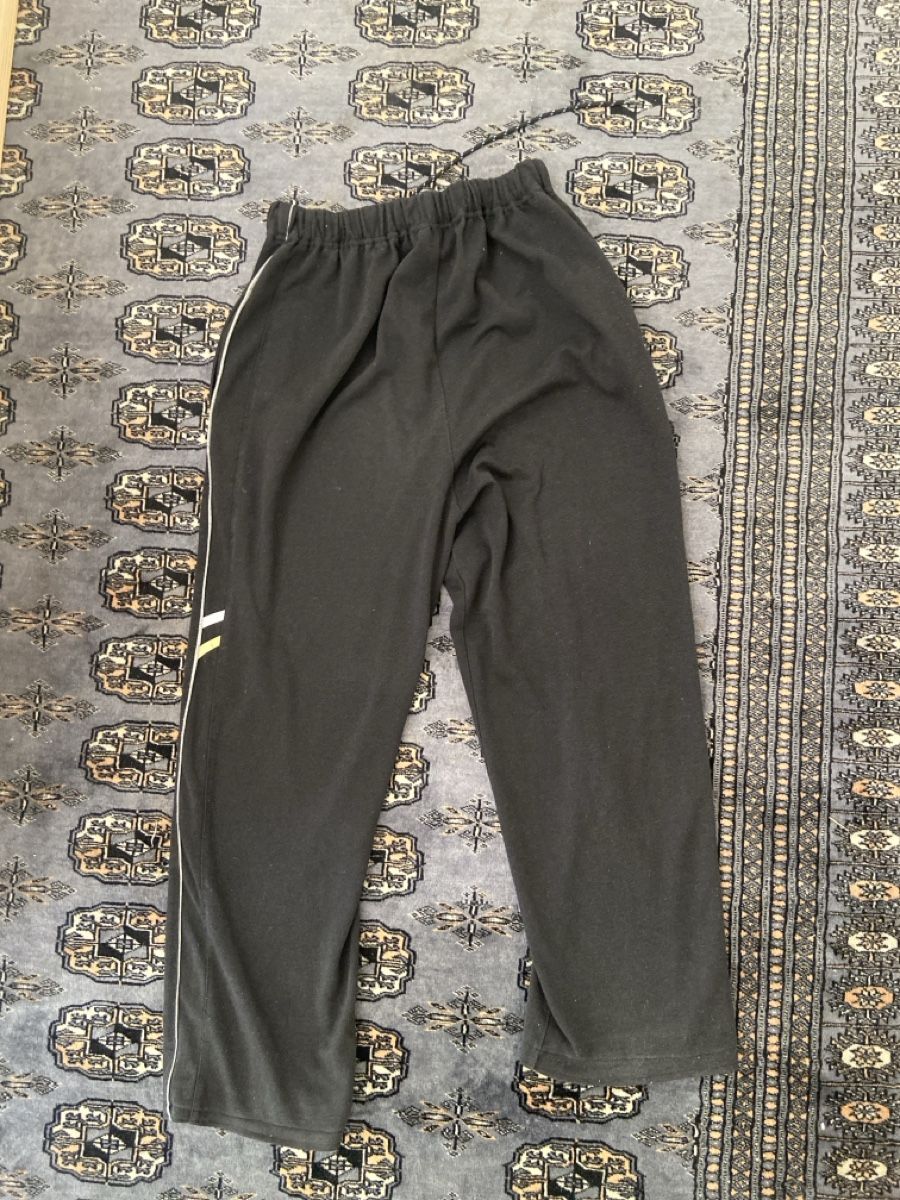 Pantalons: schwarze trainerhose – D'occasion à Basel par Erdbeer_maus 1