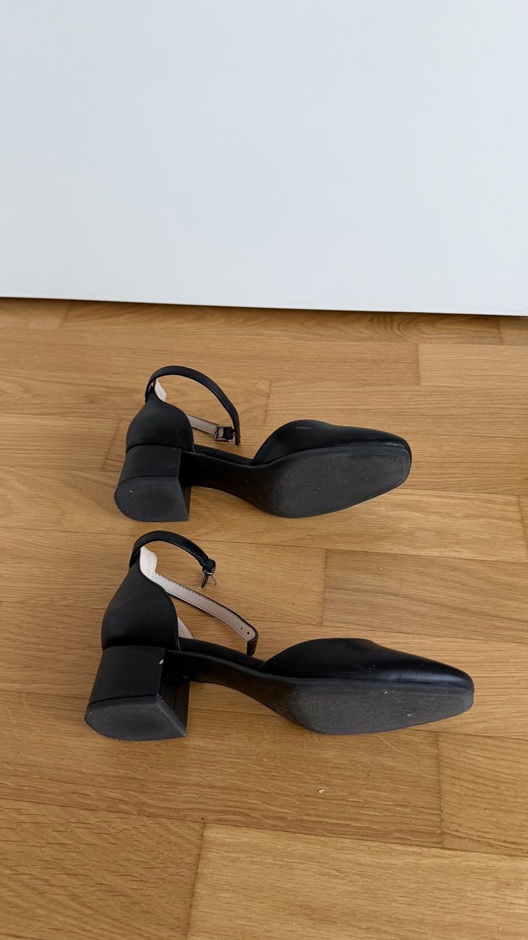 Chaussures femmes: Damen Schuhe schwarz mit Riemchen Absatz, 37 – D'occasion à Ammerswil AG par Diki.S 4