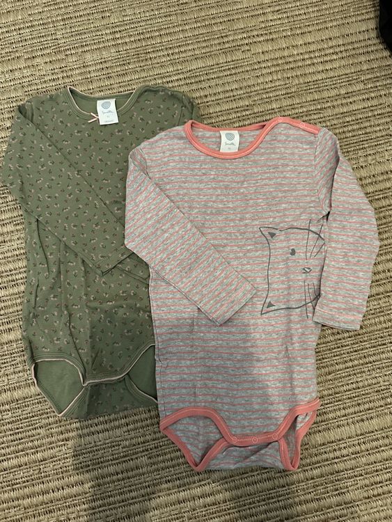 Maglia o tuta in maglia beige per bambini