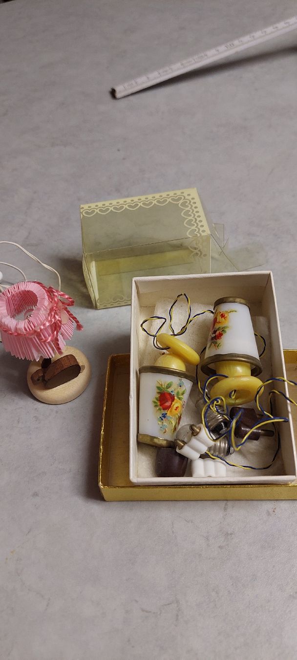 Case e mobili per bambole: Puppenstuben Lampen  antik  – Usato da Muri AG venduto da nindo1 8