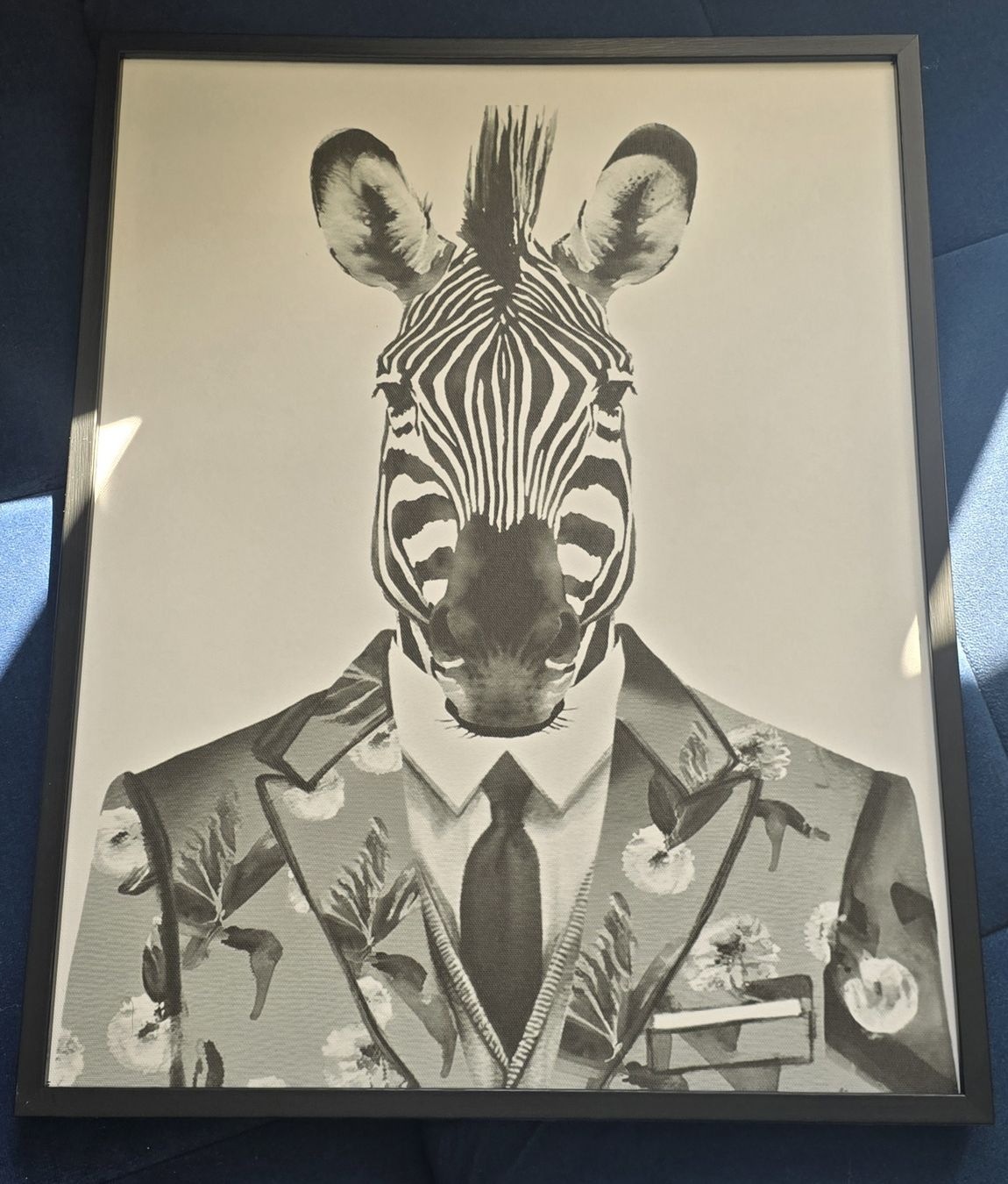 Poster & Bilder: 2x Ausdrucksstarkes Zebra Bild im Anzug - Ein echter Hinguck – Neu und originalverpackt aus Reiden von Gan-Dra