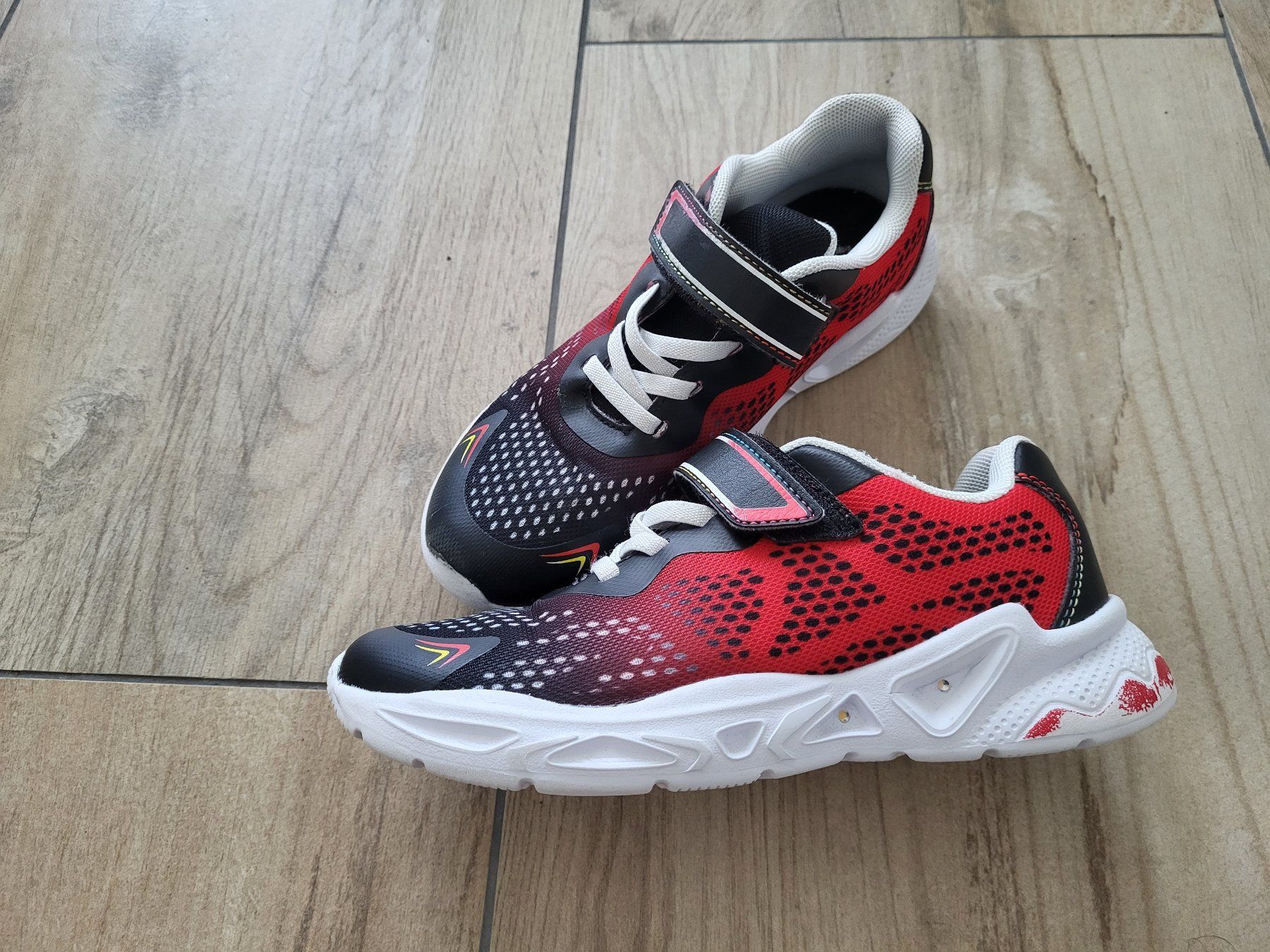 Victory Chaussures garçon: Baskets de salle enfant T33 – D'occasion à Vucherens par Marine-DM