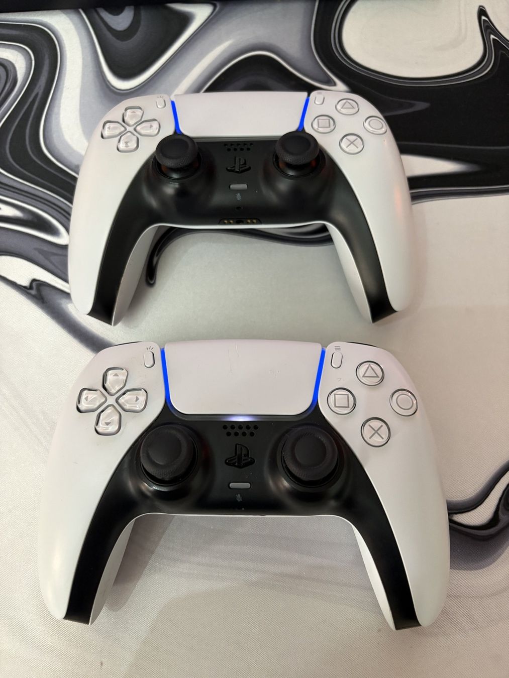 Sony Manettes: 2 Sony PlayStation 5 DualSense Controller gebraucht – D'occasion à Bünzen par Matom23