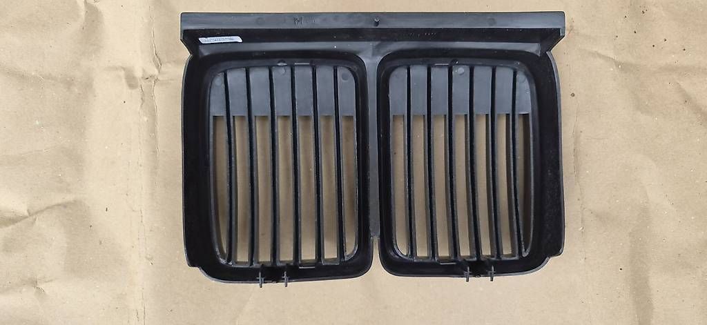 Toutes les pièces auto: E30 Kühlergrill – D'occasion à Horw par Row707 1