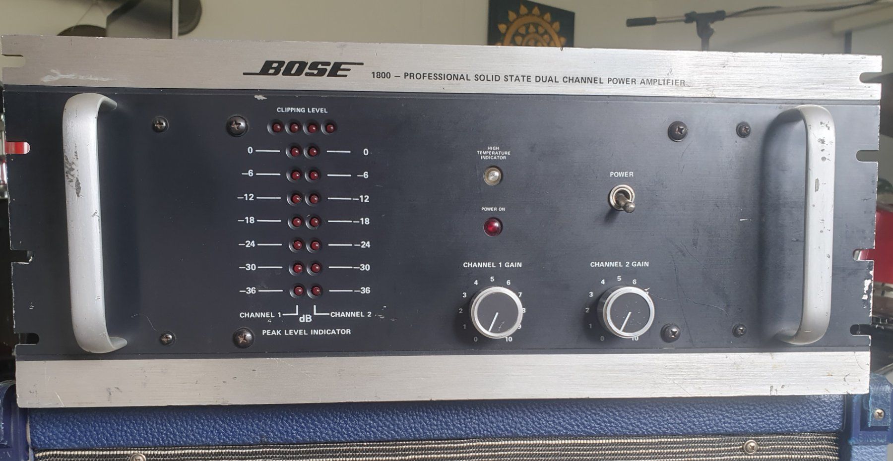 Bose Verstärker: BOSE 1800 - Professional Solid State Dual Channel Power Amp – Gebraucht aus La Ferrière von Mutzy0