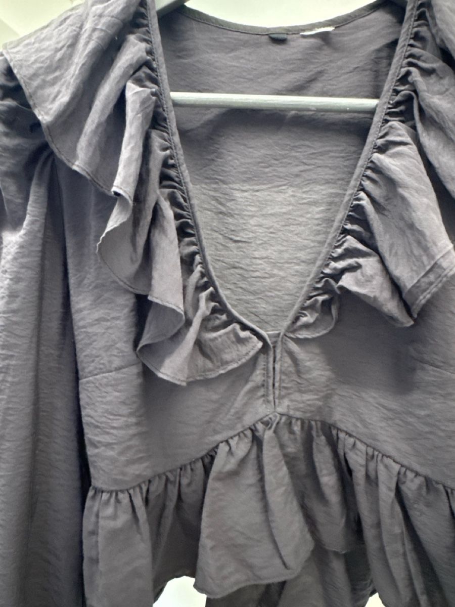 H&M Camicette: H&M Camicetta nera con volant e maniche lunghe, taglia S – Nuovo (secondo la descrizione) da Uetikon am See venduto da lua_rlq2 2