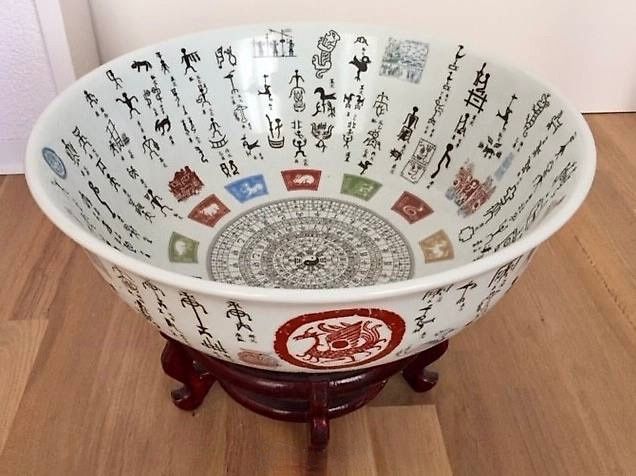Asiatische Schale mit Tierkreis und Kompass auf Holzsockel | Kaufen auf ...