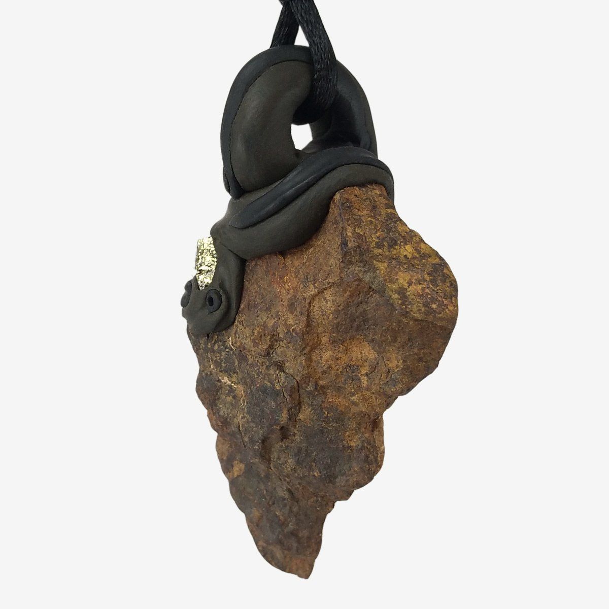 Minerali & Pietre curative: Meteorit Anhänger (Roher Stein Meteorit) mit Pyrit – Nuovo e nell'imballaggio originale da Meilen venduto da BYRD-Design 1