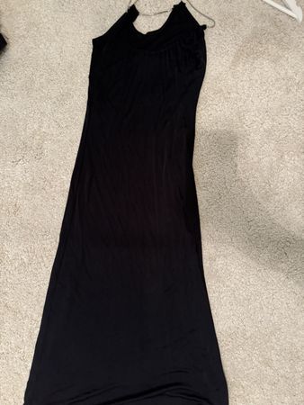 Schwarzes enges Kleid mit silbernen Ketten, Tattoo, Gr. S/XS