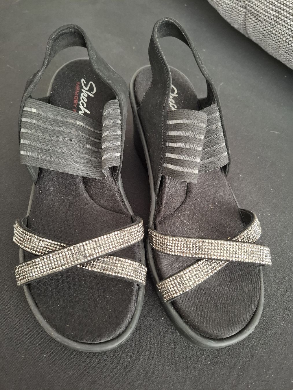 Skechers Damenschuhe: Skechers Keilsandale schwarz  – Neu (gemäss Beschreibung) aus Wangen SZ von Mschatz