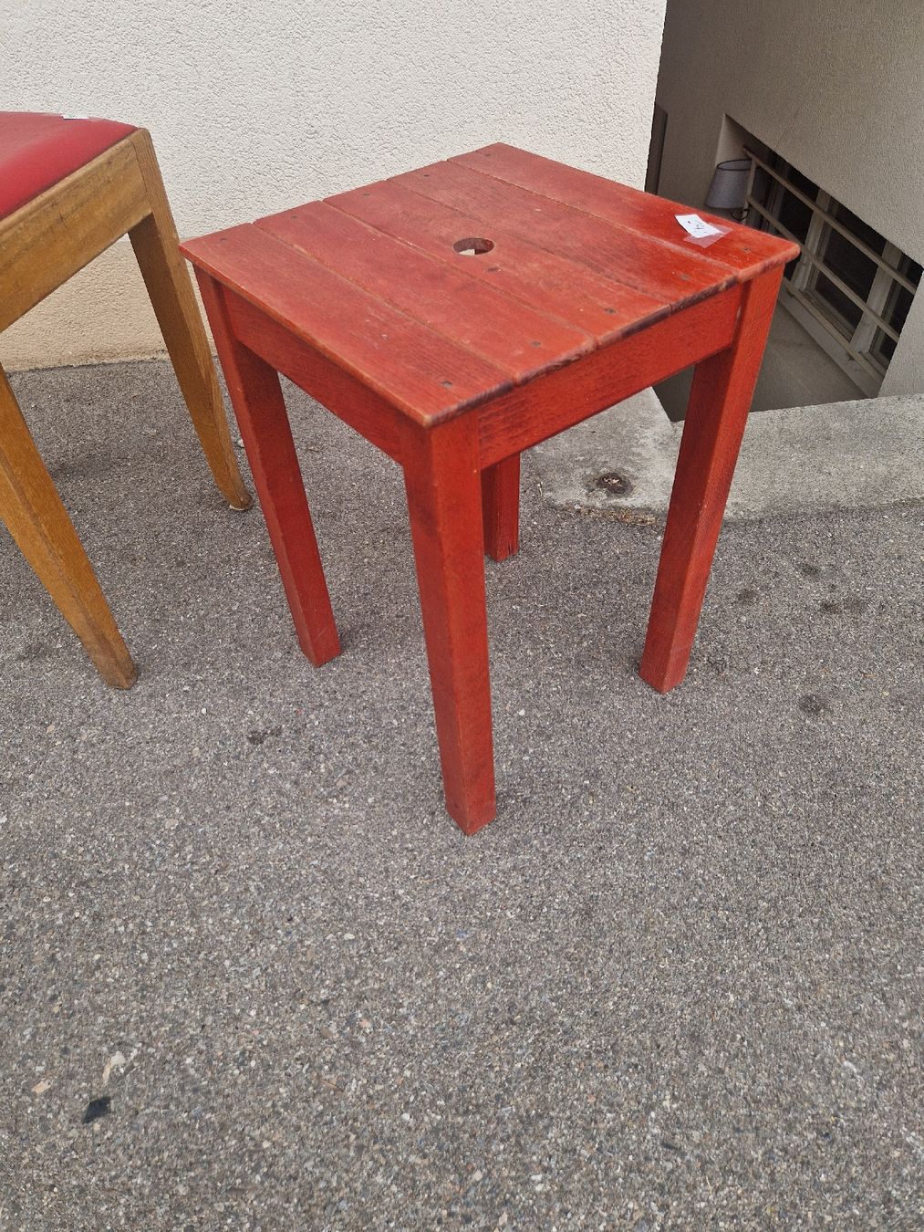 Sgabelli: Schemmel rot Holz 30x30x48cm gebraucht. Taburettli – Usato da Mörigen venduto da Clio111