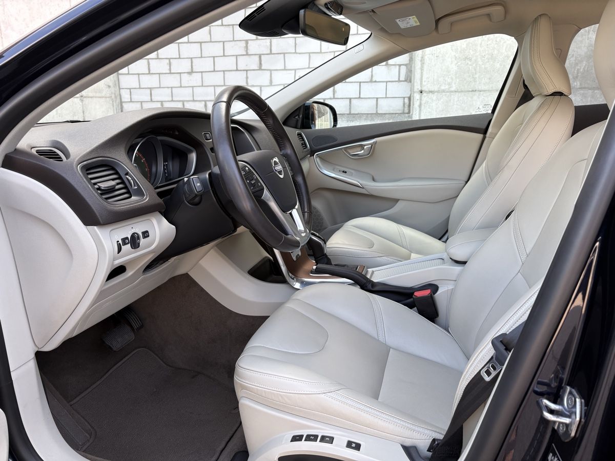 Volvo Autos: Volvo V40 CC T5 – D'occasion à Tann par handel68 7