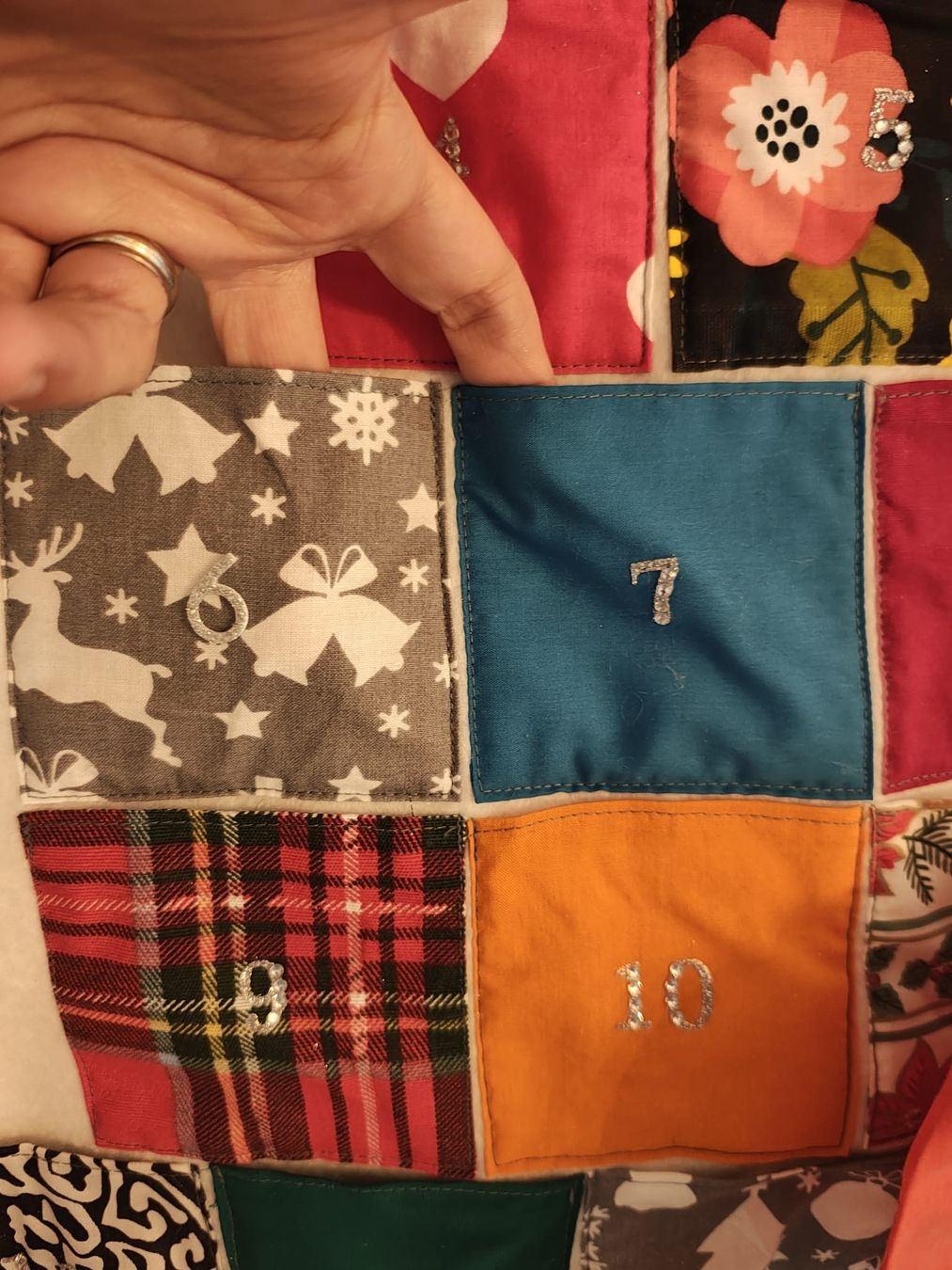 Tutte le decorazioni: Handgemachter Adventskalender - Pachwork – Nuovo e nell'imballaggio originale da Fislisbach venduto da LukMac 3