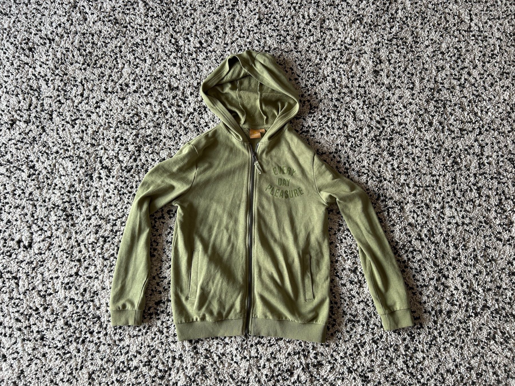 Manor Pullover & Sweatshirts: Sweat olive de chez Manor taille 152 – Gebraucht aus Genève von Sagarmatha