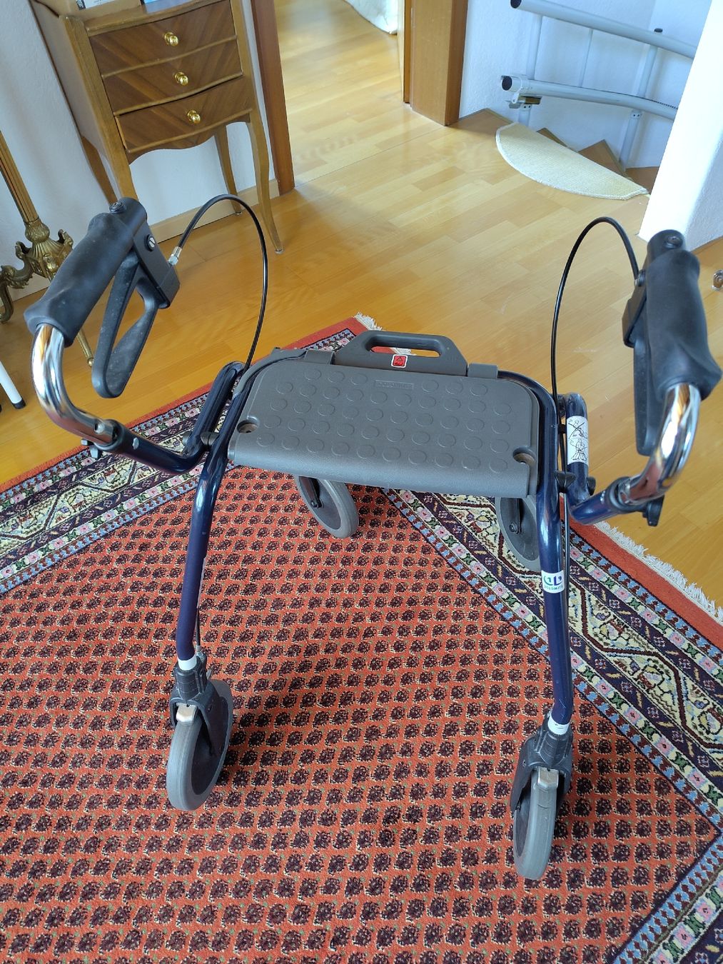 Ausili per la deambulazione: Top Zustand: Rollator mit Sitzgelegenheit – Usato da Wädenswil venduto da AVY 1
