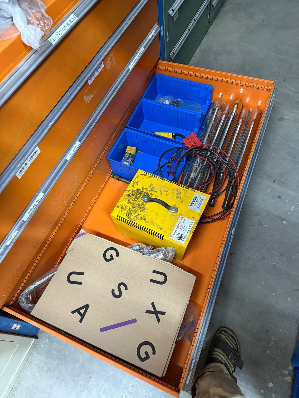 Regale: Regal orange/blau massiv – Gebraucht aus Hallau von mofaplus 4