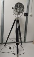 Tripod Stehlampe Silber/Schwarz im Industrial Design.