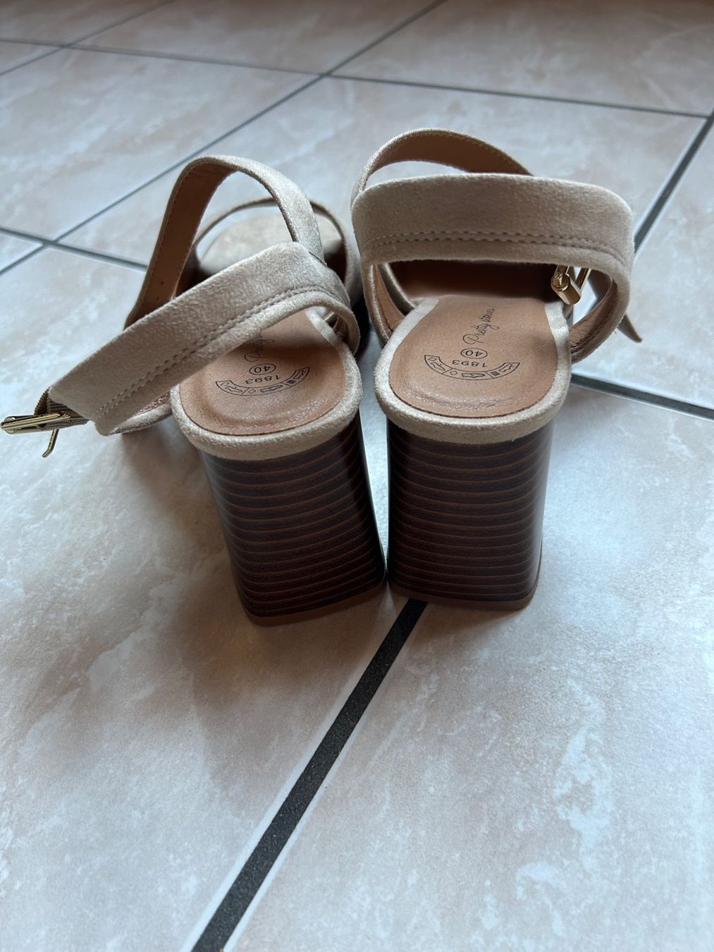 Scarpe da donna: Une paire de sandales en daim – Usato da Courrendlin venduto da loko2910 2