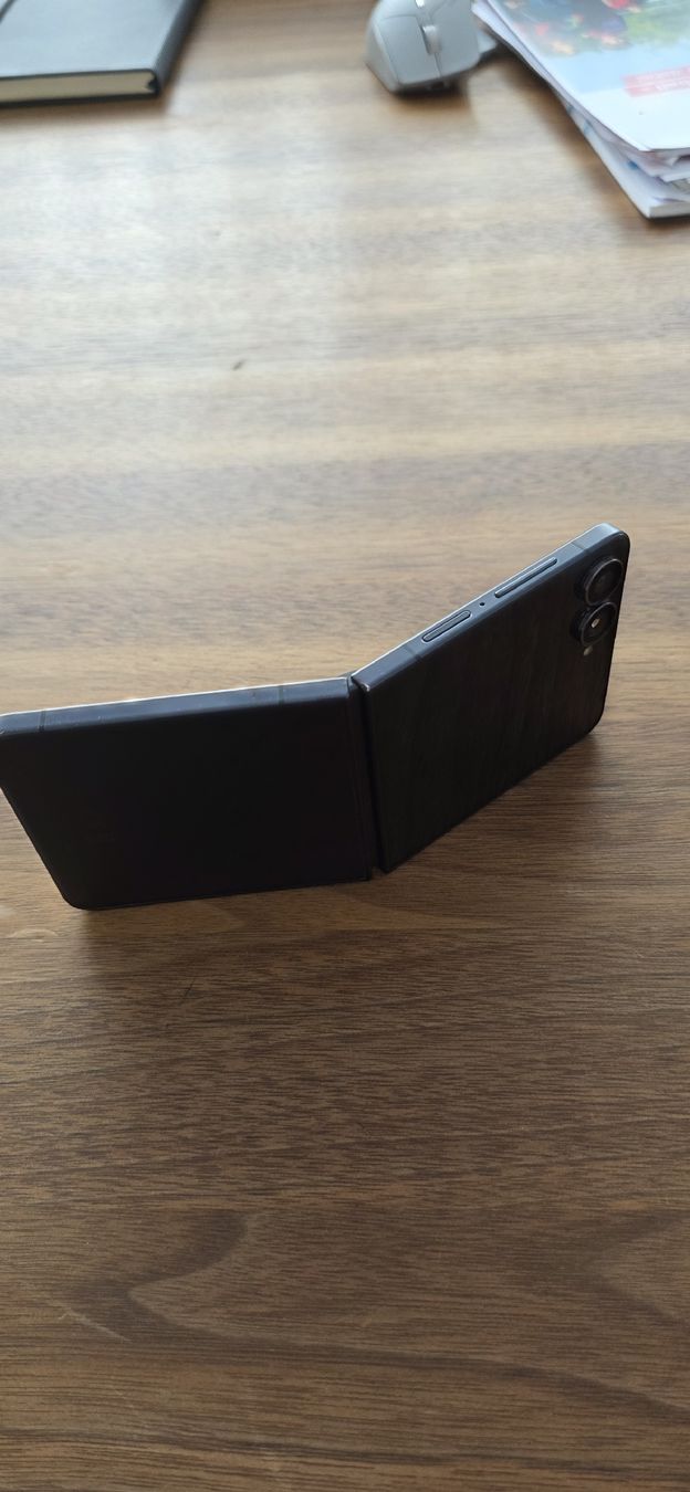Samsung Telefoni cellulari / Smartphones: Samsung Galaxy Z Flip7 schwarz  – Usato da Buchrain venduto da kble 1