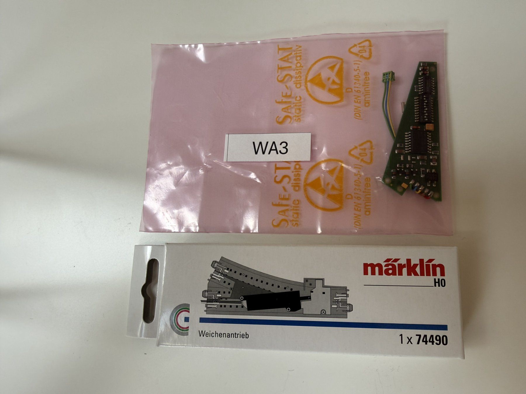 Märklin Modelleisenbahnen: Märklin Weichenantrieb 74490 mit Digitaldecoder 60099 V1.2 – Gebraucht aus Rottenschwil von master007pc 1