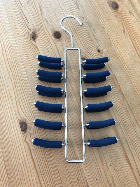 Kleiderbügel: Cintre pour plusieurs cravates, ceintures ou colliers – Neu (gemäss Beschreibung) aus Aigle von Tchamille 2